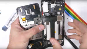 Lire la suite à propos de l’article Vidéo de démontage du Xiaomi Mi MIX 3
