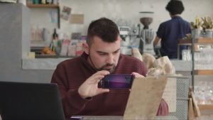 Lire la suite à propos de l’article HONOR dévoile sa nouvelle application IA pour les personnes malvoyantes