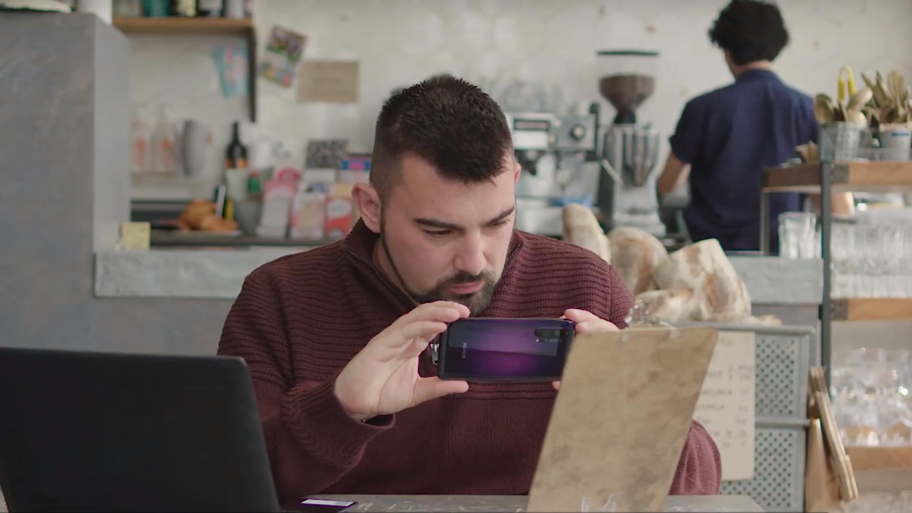 You are currently viewing HONOR dévoile sa nouvelle application IA pour les personnes malvoyantes