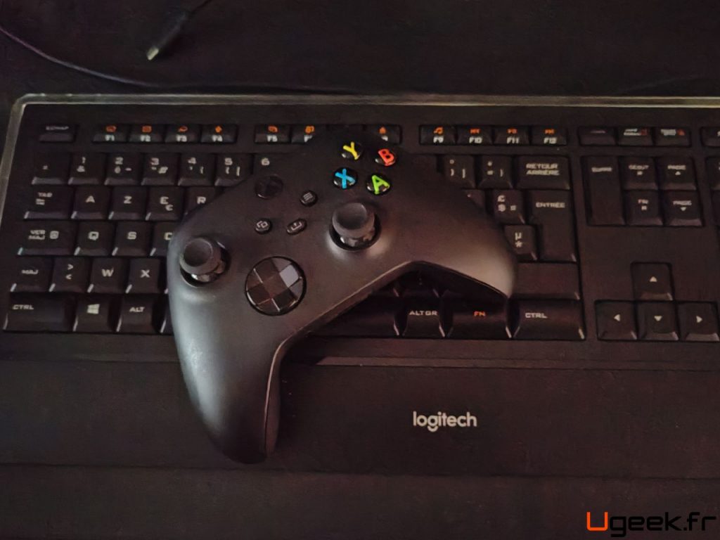 Mannette Xbox posée sur un clavier logitech