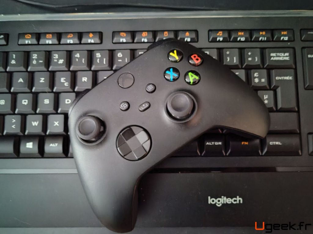 Mannette Xbox posée sur un clavier logitech