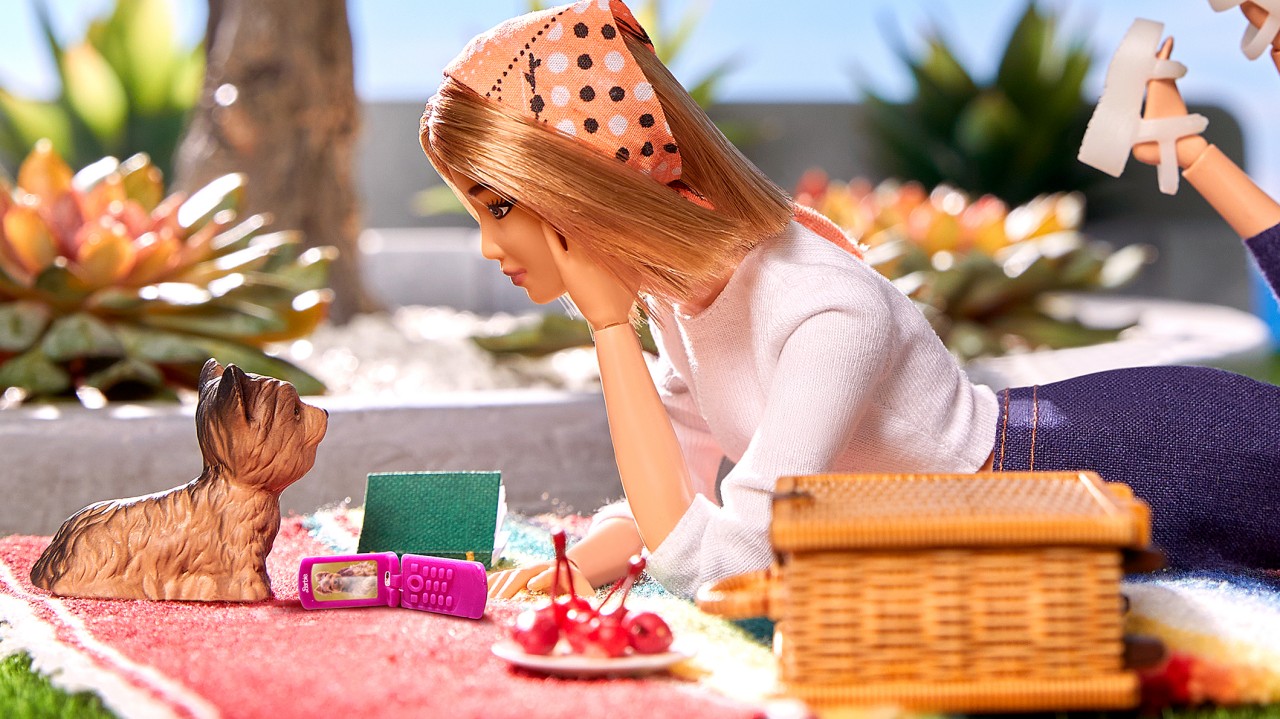 Poupée Barbie devant son chien avec un téléphone à clapet - Barbie x HMD