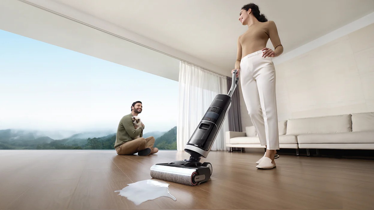 Femme faisant le ménage avec le H14 Pro pendant que monsieur regarde