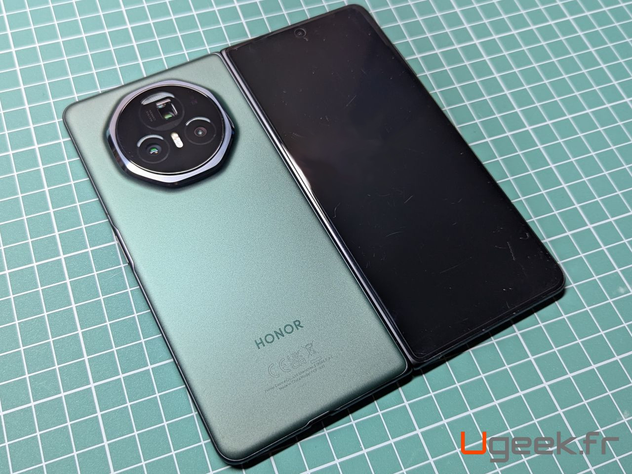 HONOR Magic V3 ouvert, vu de dos, éteint