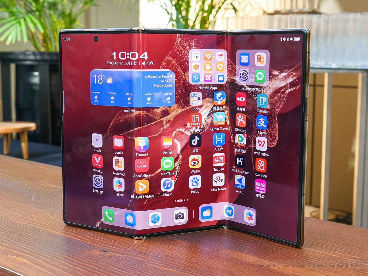 Photo d'un Huawei Mate XT Ultimate déplié, sur l'écran d'accueil