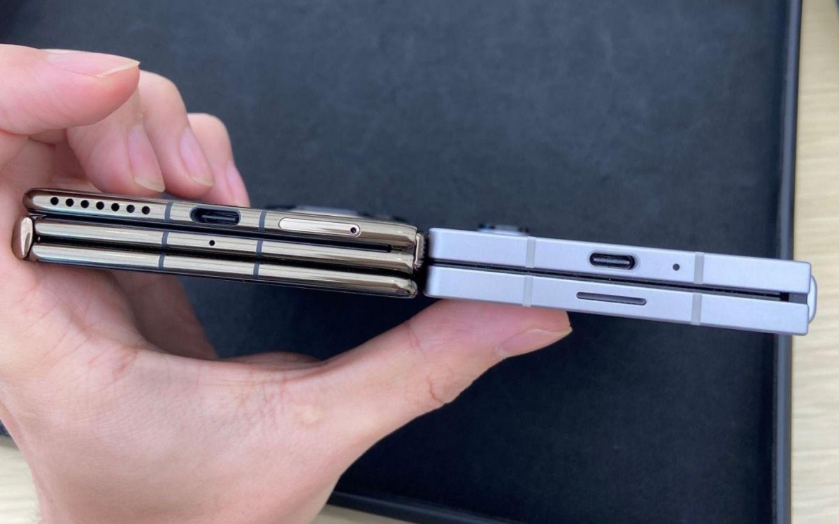 Comparatif de l'épaisseur entre le Huawei Mate XT et le Samsung Galaxy Z Fold 6