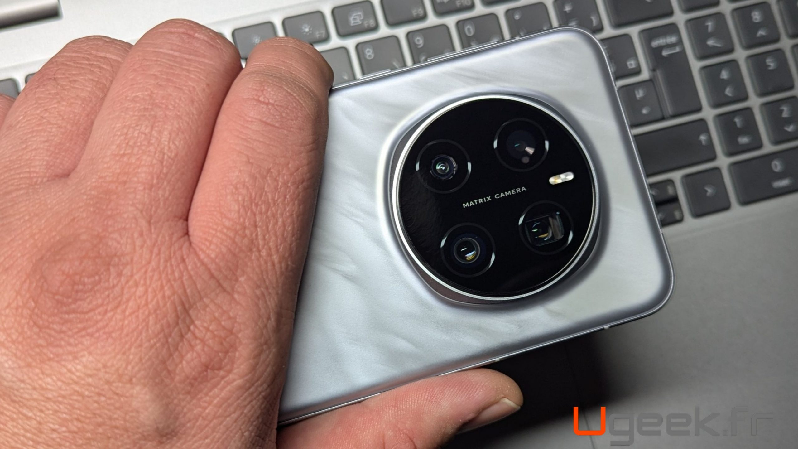 HONOR MAgic 7 Pro en main, vue arrière