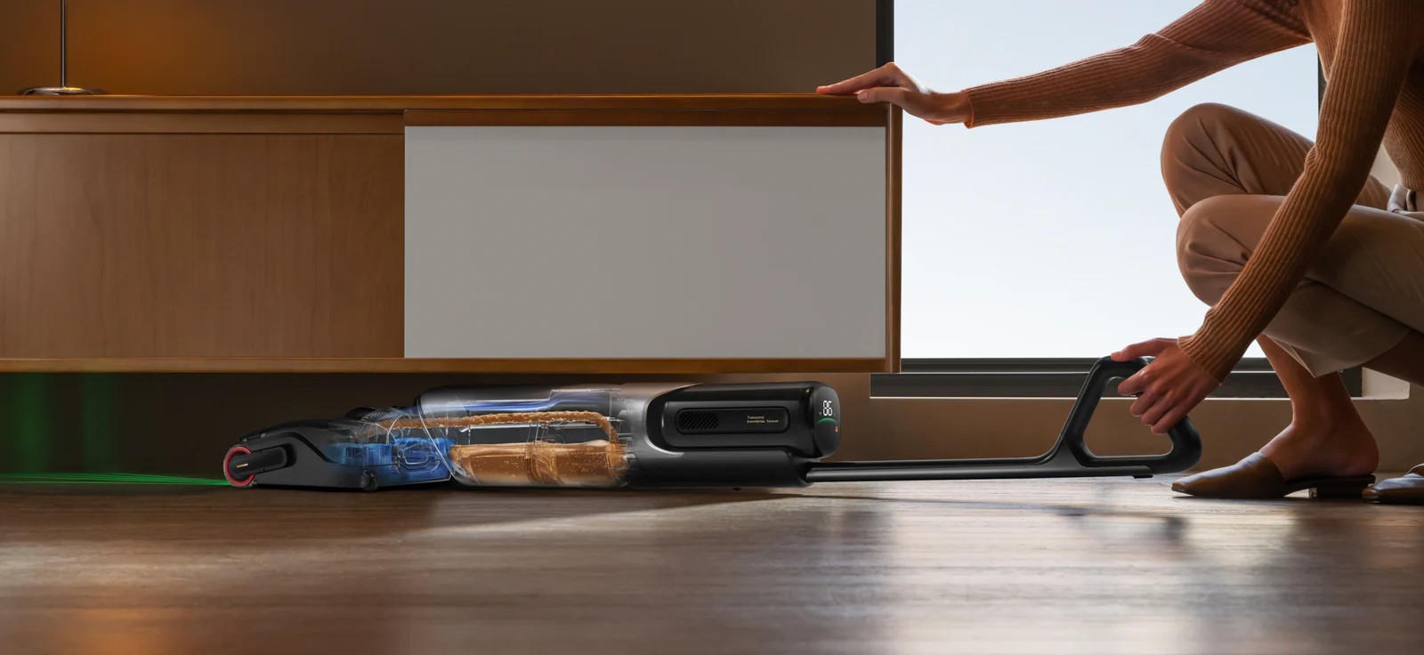 Aspirateur laver MOVA X4 Pro en utilsation à plat sous un meuble