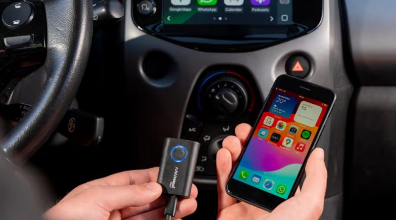 Photo officielle du boitier AAWireless TWO+ connecté à un iPhone, dans une voiture