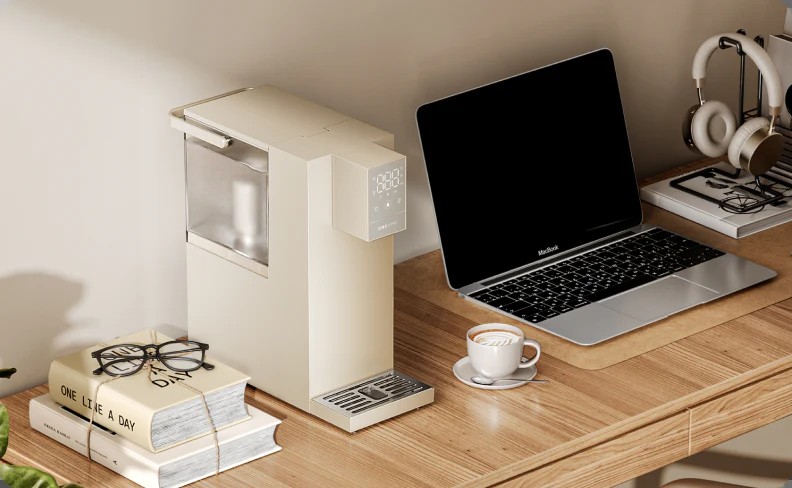 Rendu officiel du distributeur d'eau Dreame C10 posé sur un bureau à côté d'un PC portable et d'une tasse de café