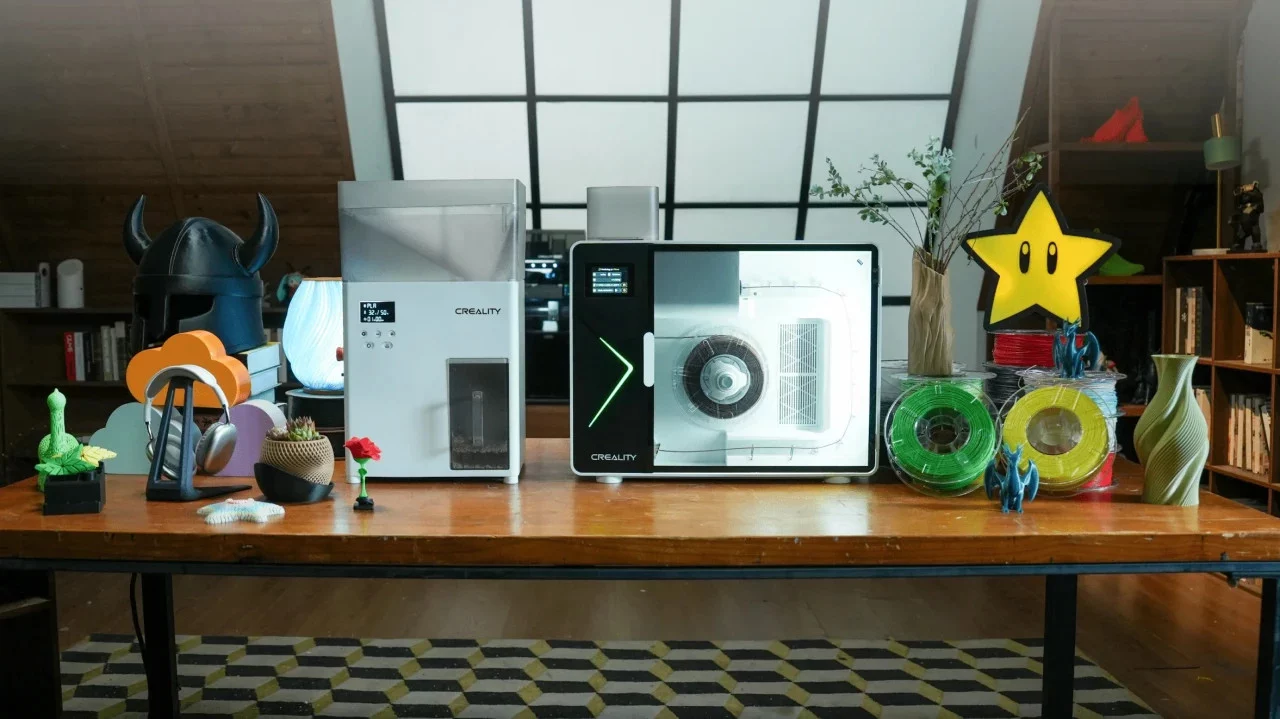 Rendu officiel du système Filastudio de Creality avec la M1 et la R1 sur un bureau