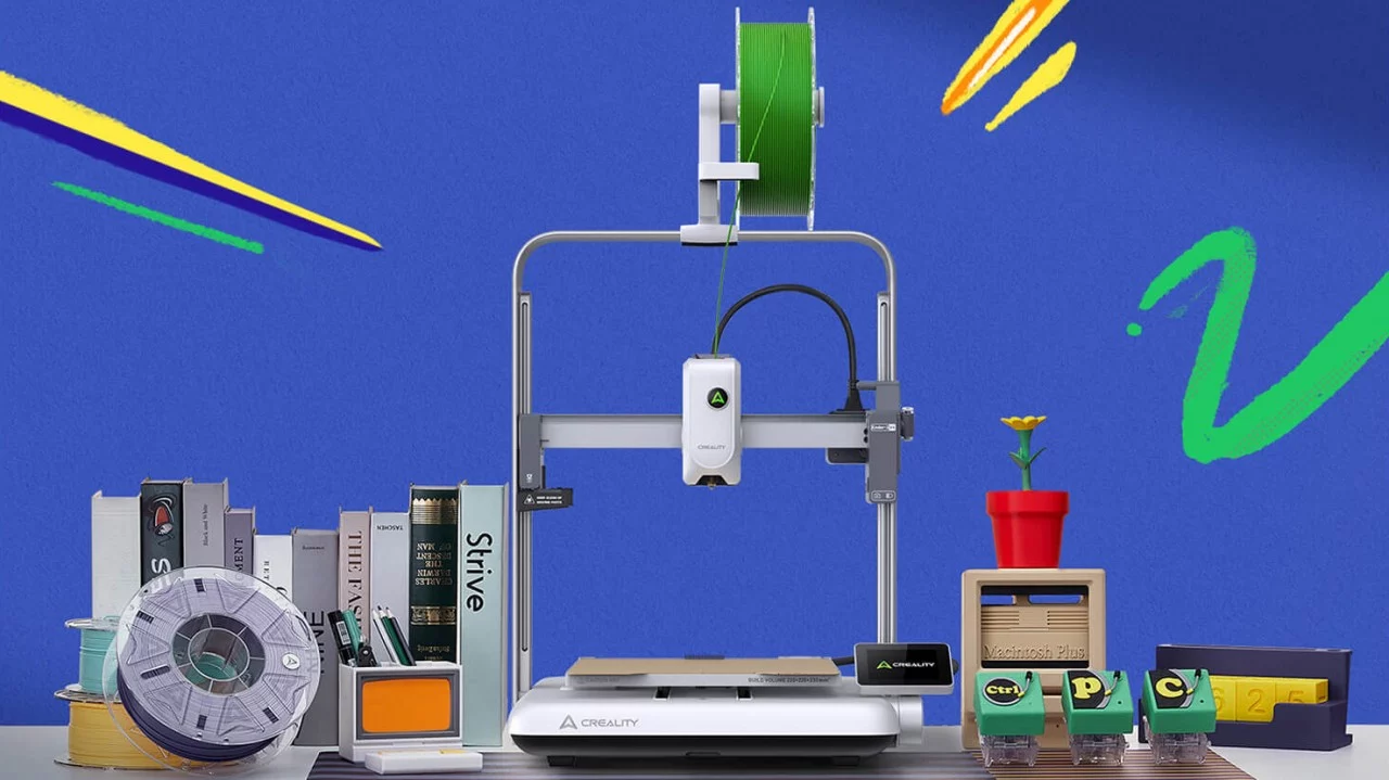 L'imprimante 3D Creality Ender-3 V4 posée sur un bureau avec quelques bobines de filament et accessoires