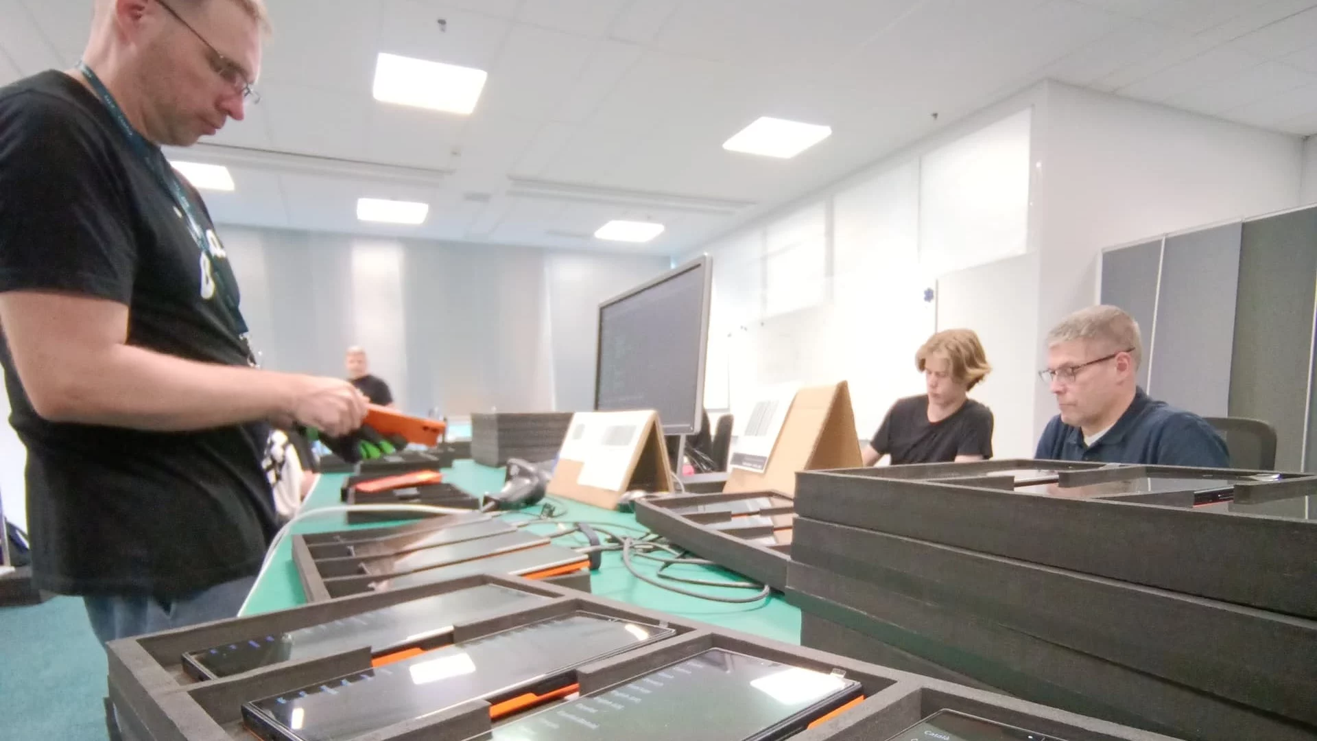 Préparation des Jolla Phone (2026) par les équipes de Jolla dans l'ancienne usine de Nokia en Finlande.