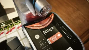 Lire la suite à propos de l’article Les geeks aussi souffrent de la chaleur : j&rsquo;ai testé la machine à granités Ninja Slushi !