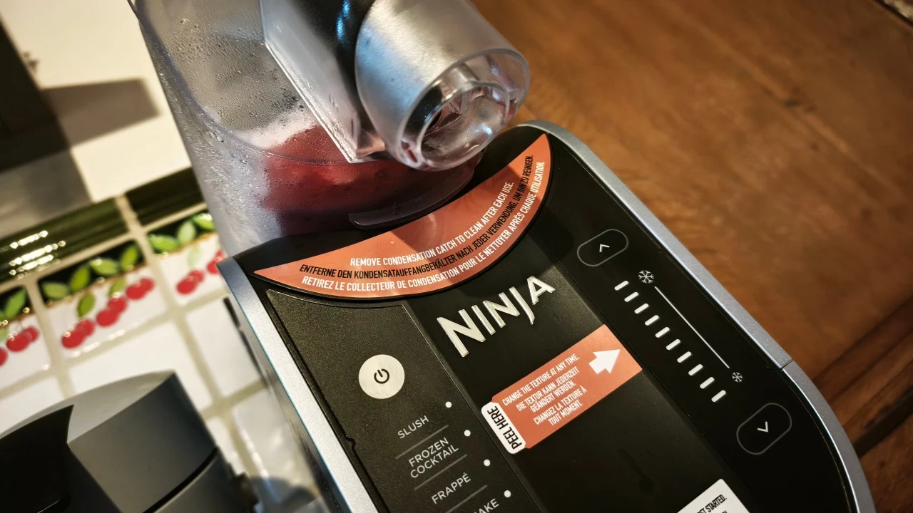 Lire la suite à propos de l’article Les geeks aussi souffrent de la chaleur : j&rsquo;ai testé la machine à granités Ninja Slushi !