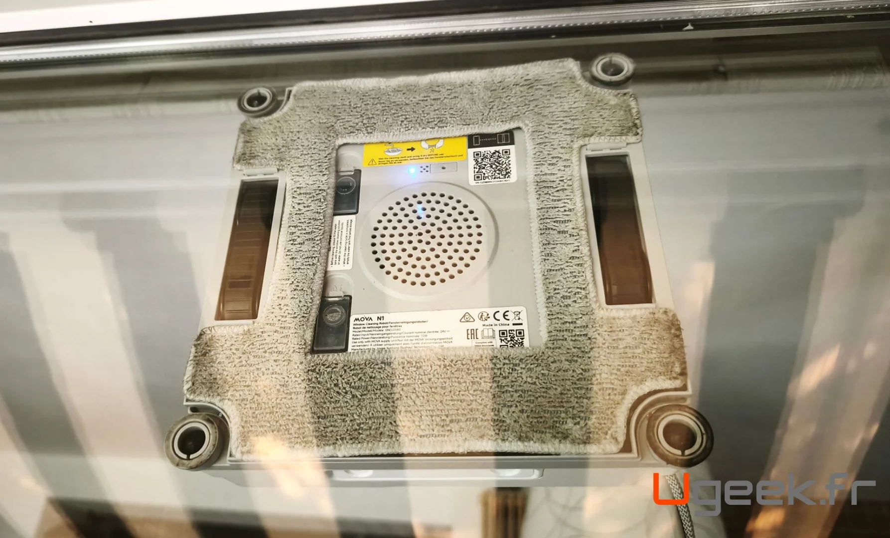 photo du robot lave-vitre mova n1 en utilisation